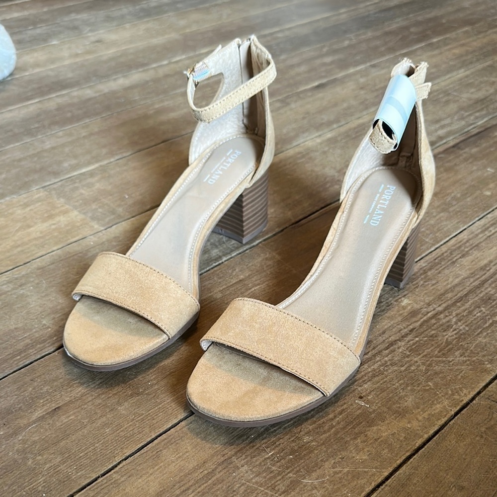 Portland Strapped sandal with heel size 9 women’s NWOT